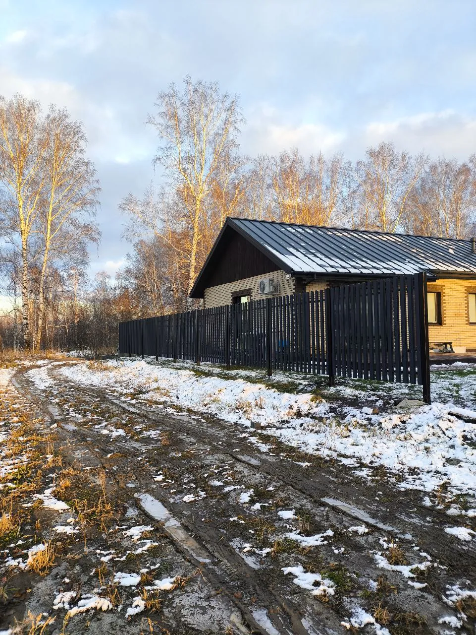 Забор из металлического штакетника графит — установлено в Барнауле